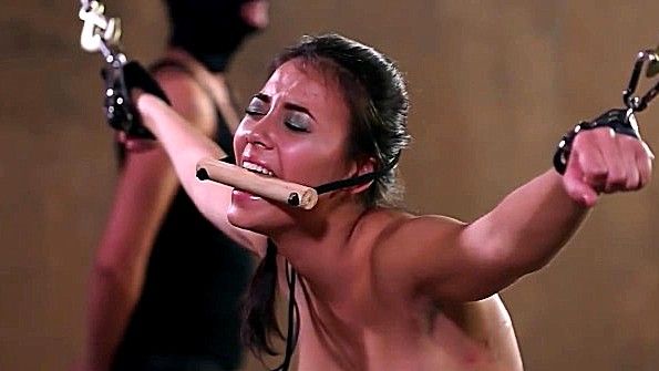Хлещет голую секс рабыню и доставляет кайф