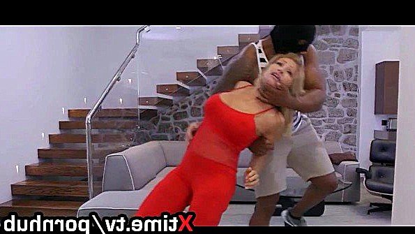 Двое грабителей ебут бабу на глазах ее мужа