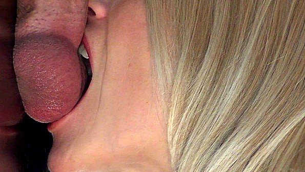 Отсос хуя через дырку сопровождается семяизвержением