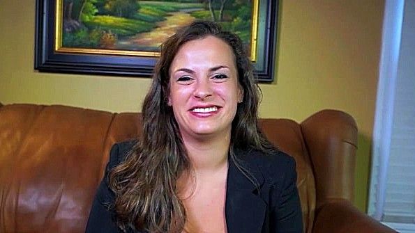 Любительница отсосет хуй на кастинге после дрочки