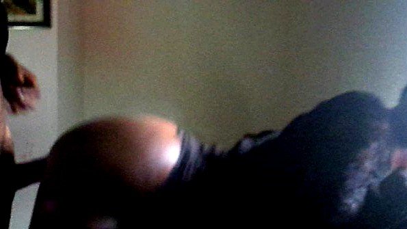 Поставил негритянку раком в постели и пытается трахать