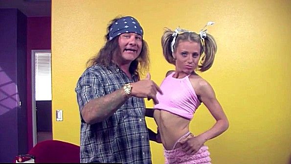 Чувак помог развратной девке потрахаться в жопу