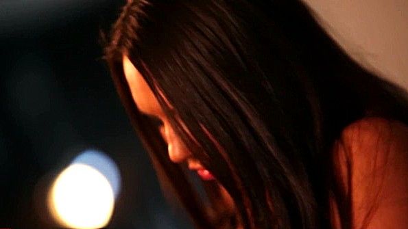 Сиськастая кокетка устраивает стриптиз и шалости