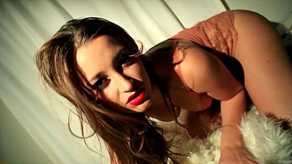 Развратная кокетка готова активно себя ласкать