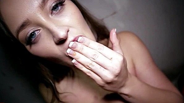 Девка возбуждается и вымазывает едой свое тело