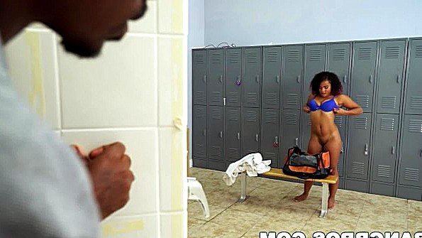 Пришел в раздевалку к негритянке и захотел ее поиметь