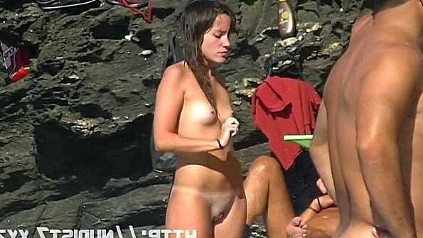 Обнаженные люди бесстыже загорают на пляже