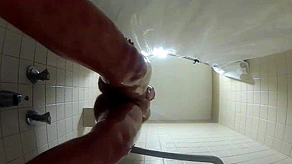 Азиатская сучка показывает разврат в душе