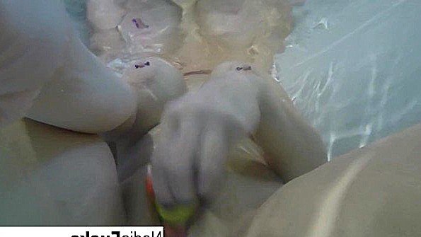 Улеглась в ванную и дрочит вибратором под водой