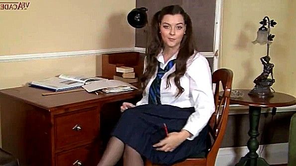 Студентка бесстыдно раздевается и мастурбирует в классе