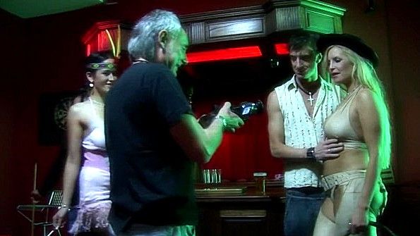 Роскошные шлюхи участвуют в костюмированной оргии