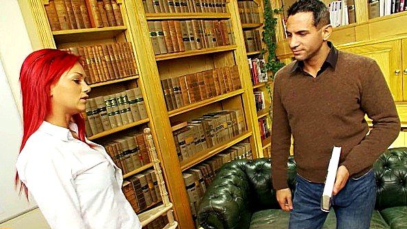 Дерзкий трах в библиотеке с бабой в чулках