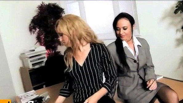 Офисные шлюшки отдаются коллегам по работе