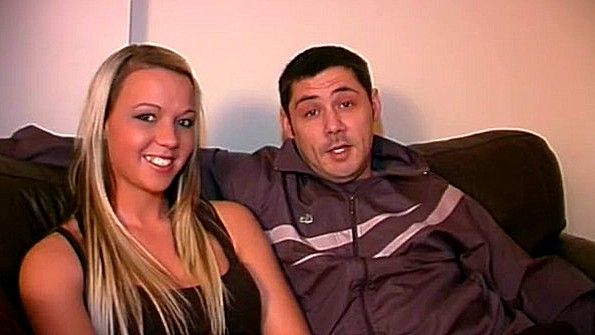 Игривая домохозяйка готова поебаться на кухне