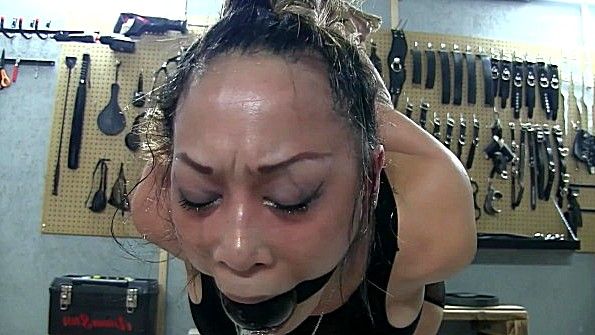 Скованная сучка в белье ждет сексуальной участи