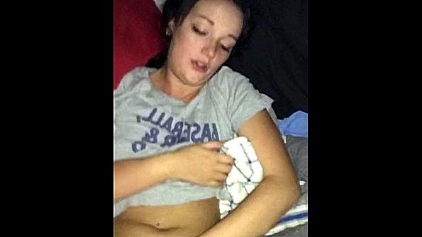 Трахает подружку в постели ночью и доводит до кайфа