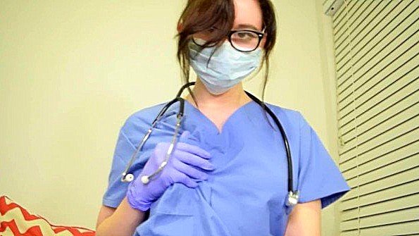 Медсестра подрочила хуй чувака и оседлала сверху