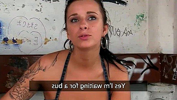 Убрала трусики в сторону и трахнулась на природе