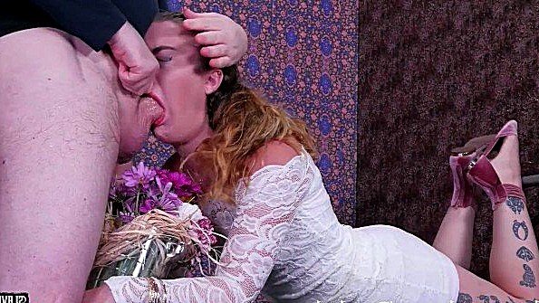 Девку очень грубо трахают в ротик до изнеможения