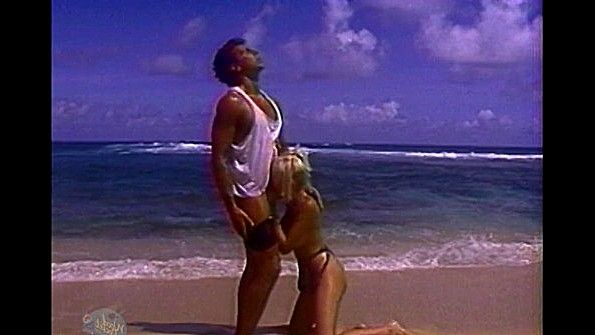 Мускулистый чувак ебет красотку прямо на пляже