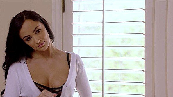 Красивая барышня разрешает парню поиметь ее