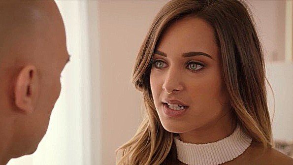 Возбудилась от примерки одежды и стала ебаться