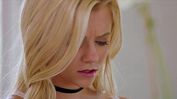 Раскованная блондинка получает трах в пизду