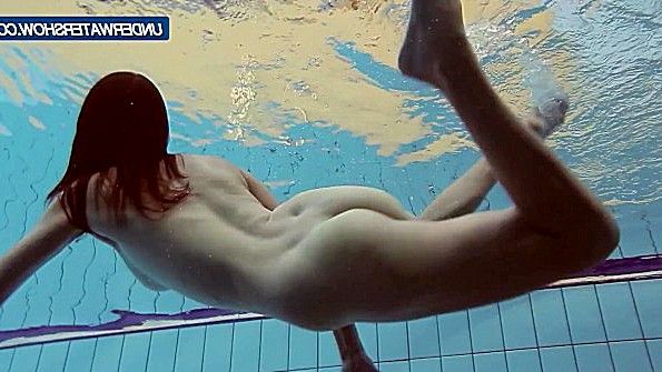 Любительница снимает белье во время плавания