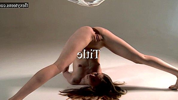 Гимнастка разделась и светит голой пиздой в шпагате