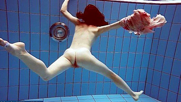 Плавание голышом под водой сексуальной девушки