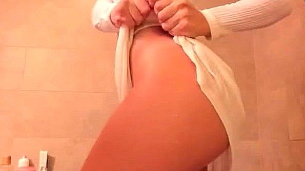 Девица пикантно снимает белое платье на камеру