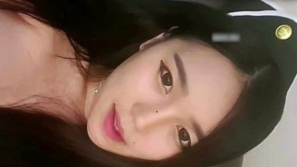 Корейская красотка ласкает себя пальцами на камеру