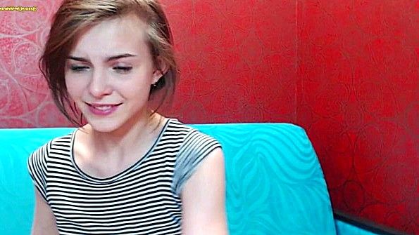 Девица бесстыдно раздвинула ноги перед объективом