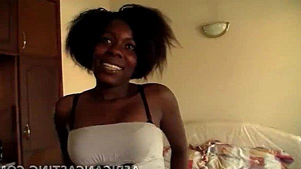 Негритянка готова жестко трахаться с белым парнем