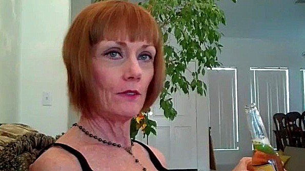 Старая баба готова сделать пацану классный минет