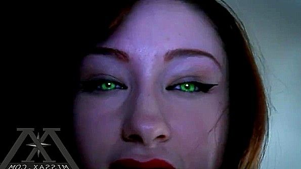 Переоделась в развратное белье и грубо трахается