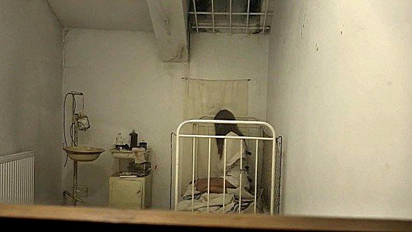 Врач с медсестрой трахают пациентку в госпитале