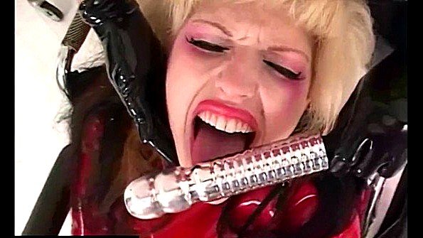 Шлюшки вырядились в латексные наряды и грубо ебутся