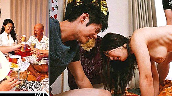 Японка ебется с парнями по велению своего мужа