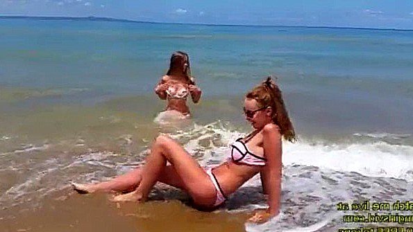 Публичная мастурбация подруг на диком пляже