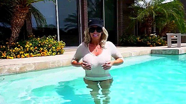 Жена с массивной грудью ебется с мужиком раком