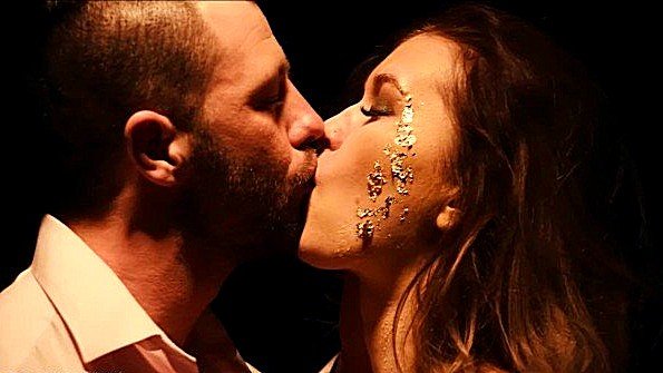 Красотка трахается в темноте со своим ухажером