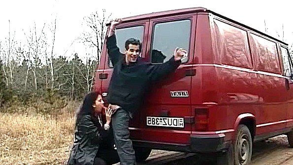 Жесткий трах парочки на обочине дороги