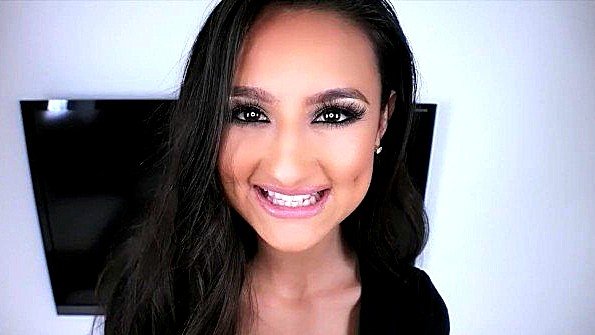 Улыбчивая брюнетка хорошо раздвинула ноги перед хуем