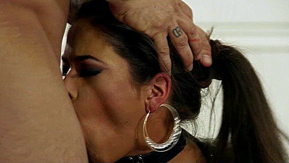 Муж заставляет жену ебаться в скованном виде