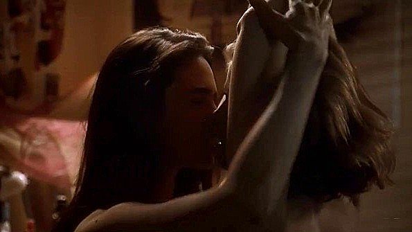 Привлекательная Jennifer Connelly в лесбийской сцене фильма
