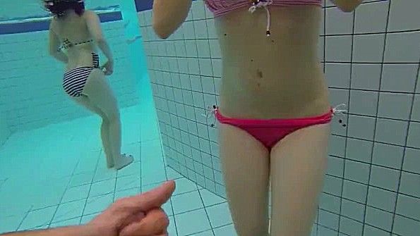 Девки бесстыже трахаются под водой с мужиками