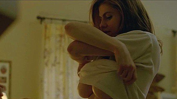 Alexandra Daddario и Lili Simmons в сексуальной сцене