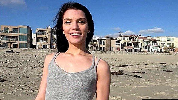 Кокетливая брюнетка ебется в авто с пикапером