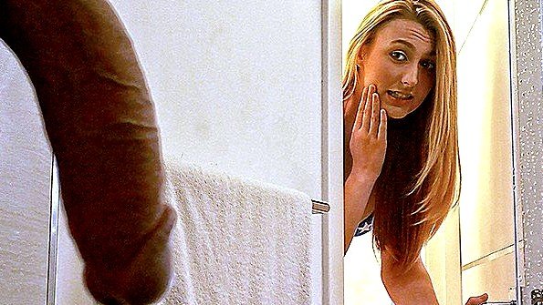 Сестра увидела большой хуй брата и хочет ебаться